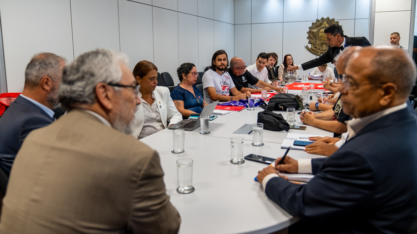 Leia mais sobre o artigo Governo não debate propostas para carreira docente e reafirma reajuste zero para 2024