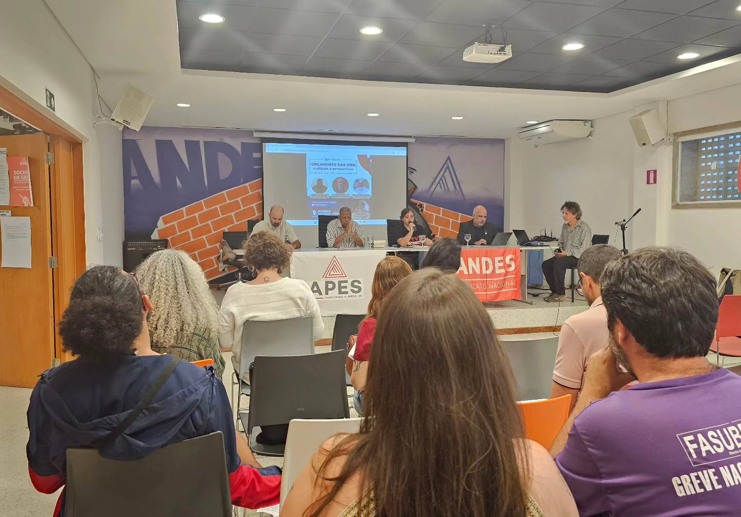 Leia mais sobre o artigo APES discutiu orçamento das IFES em seminário organizado pelo CLG