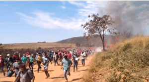 Read more about the article Polícia joga bombas de efeito moral e gás lacrimogêneo sobre famílias sem terra no Sul de Minas